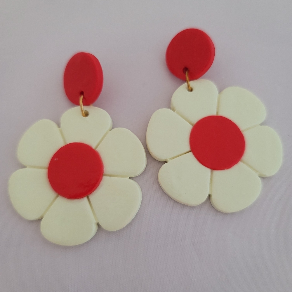 Blush Daisy Earrings (pierced)